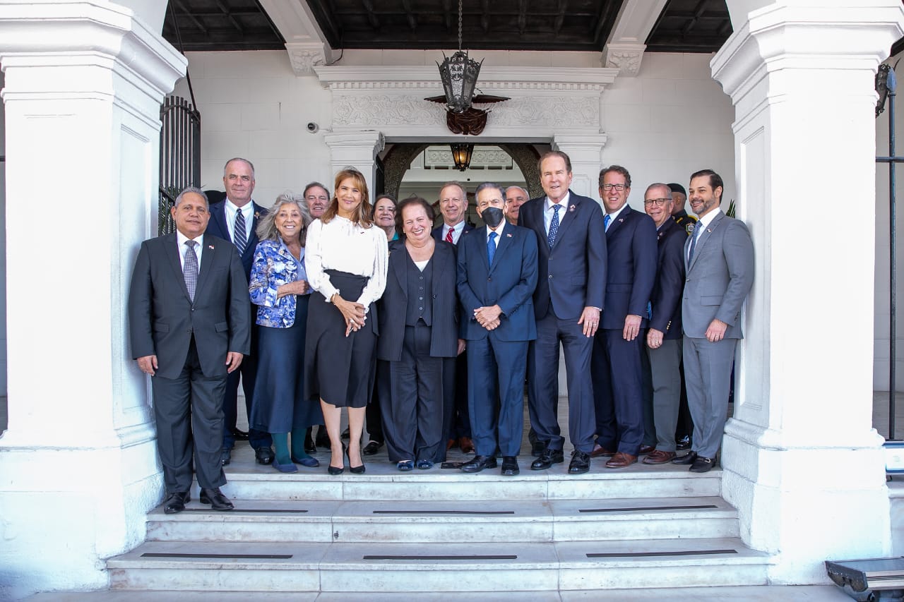 10 congresistas de EE UU se reúnen con Cortizo