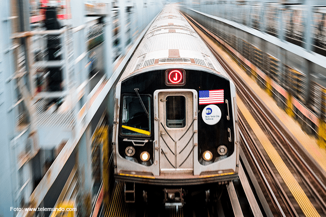 Dos hombres practican sexo en un tren en marcha en Nueva York