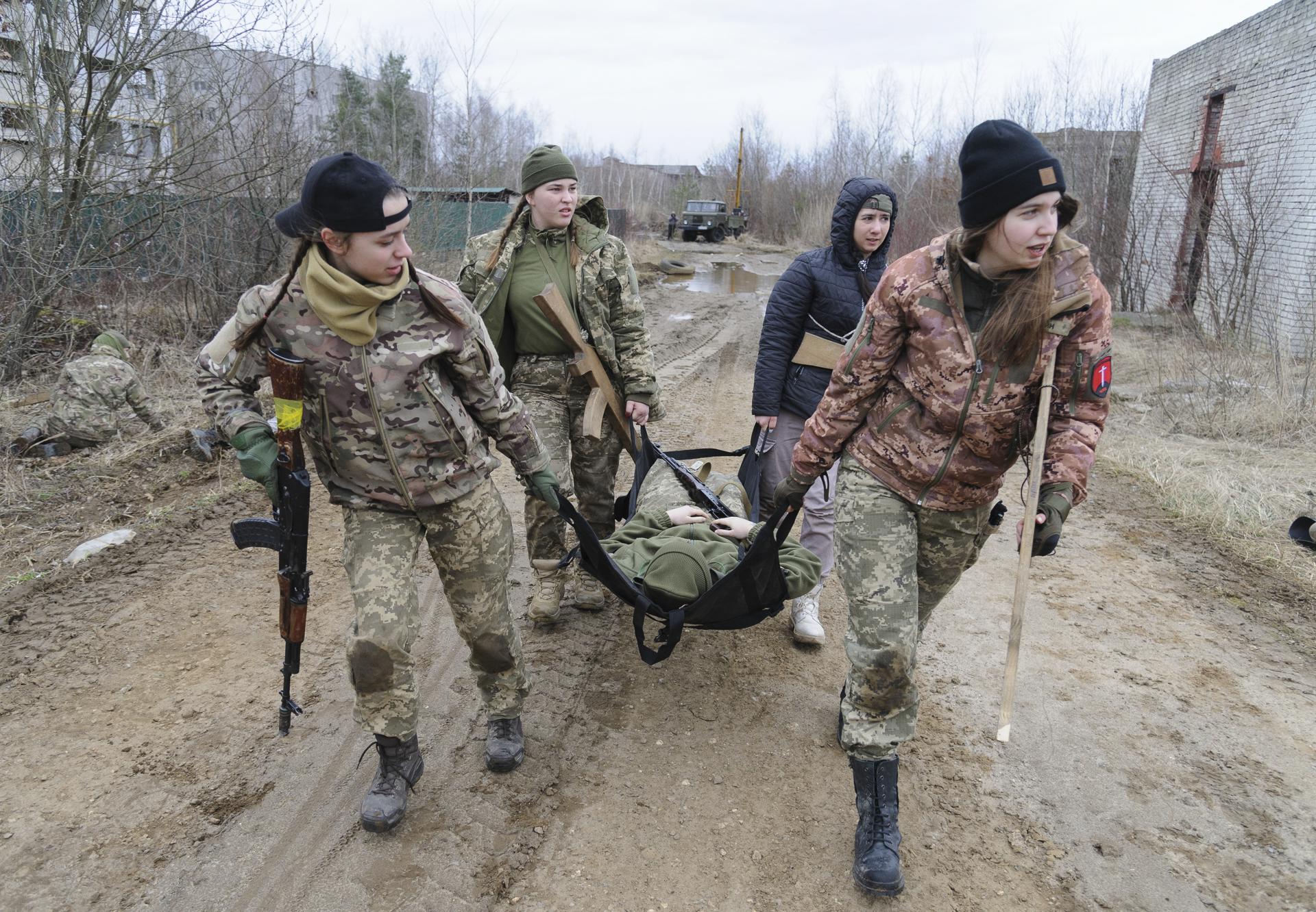 Rusia ensancha el frente en Ucrania, mientras Kiev ataca su retaguardia