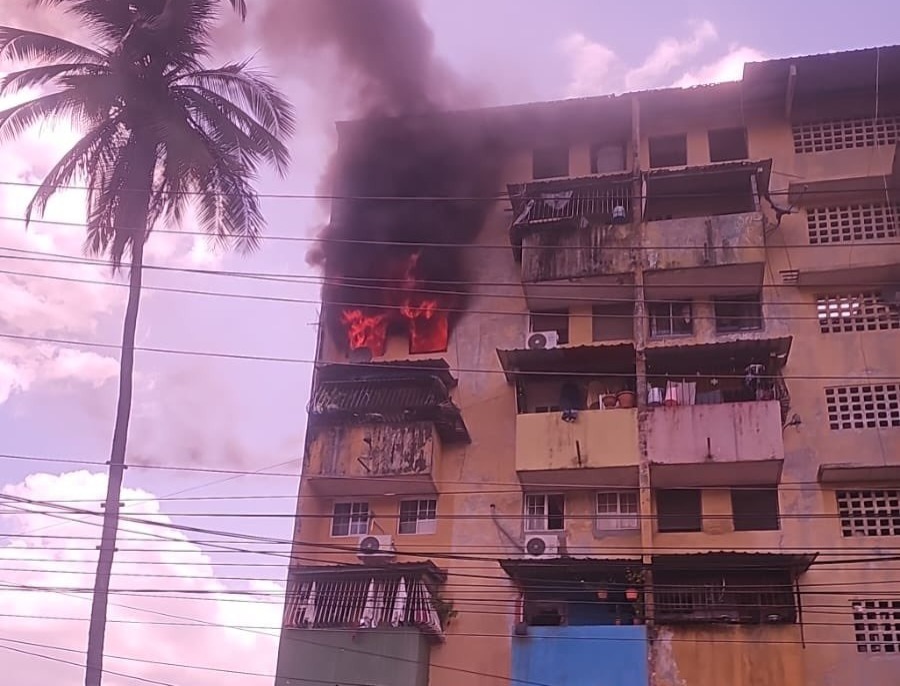 Bomberos controlan incendio en apartamento en Viejo Veranillo