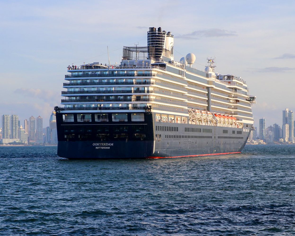Desembarcan 4,200 turistas a bordo de los cruceros Oosterdam y Rhapsody Of The Seas