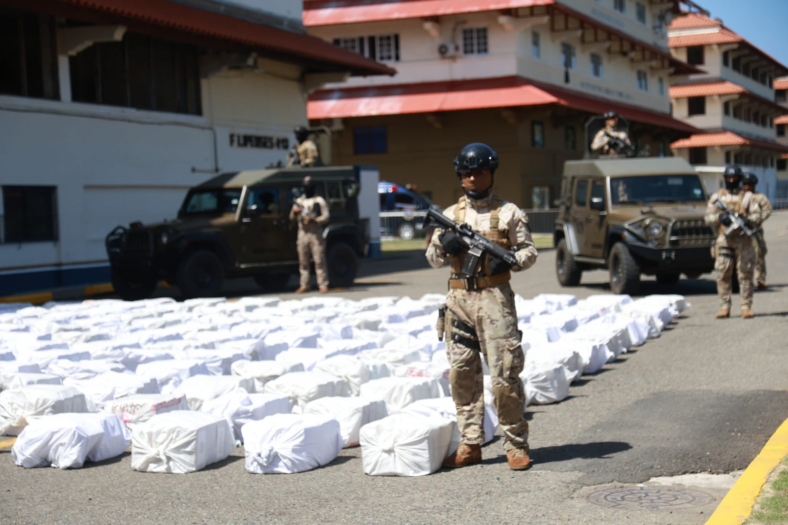 Decomisan cinco toneladas de droga en buque procedente de Ecuador