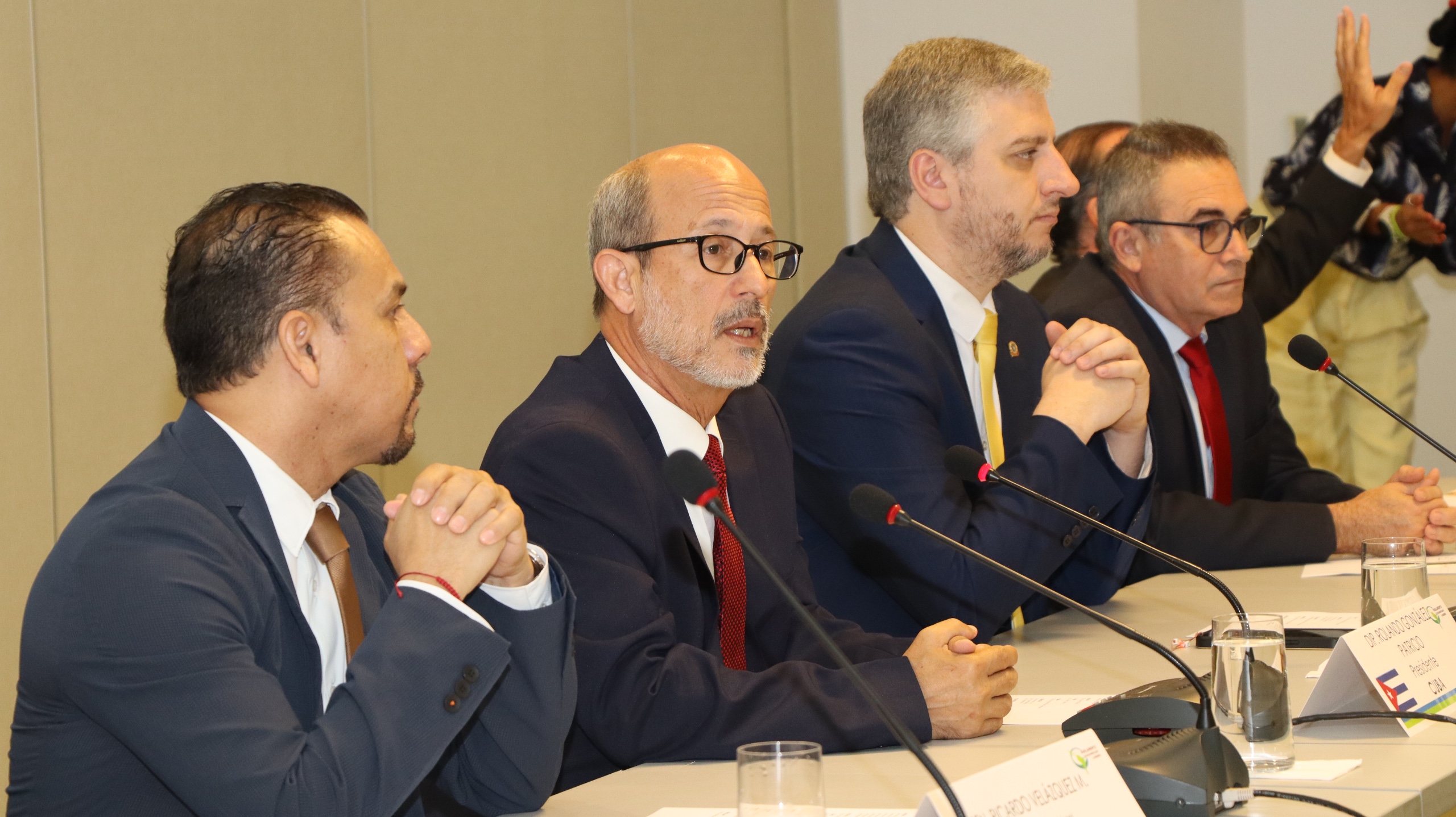 Parlamentarios debaten en Panamá sobre cómo regular de inteligencia artificial