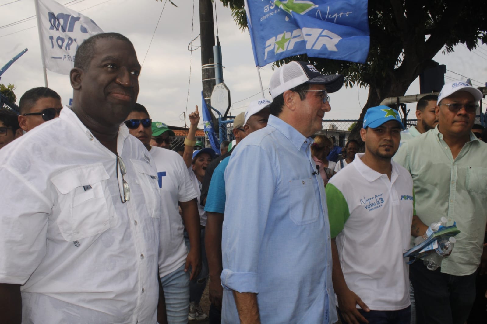 Martín Torrijos y Negro Fino Charles, candidato a diputado, recorren Don Bosco y Juan Díaz
