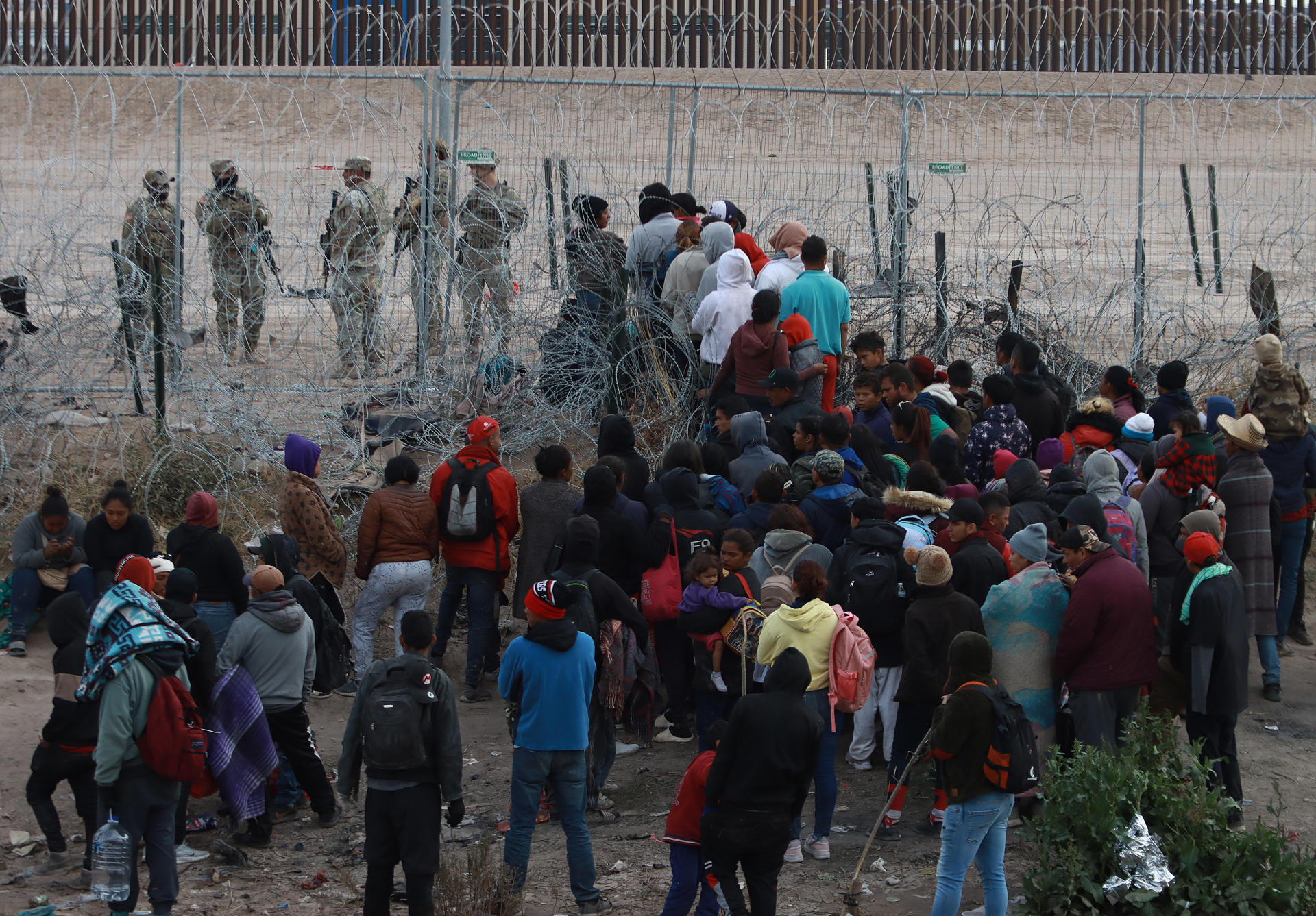 Unos 600 migrantes violentan barrera fronteriza en El Paso, Texas
