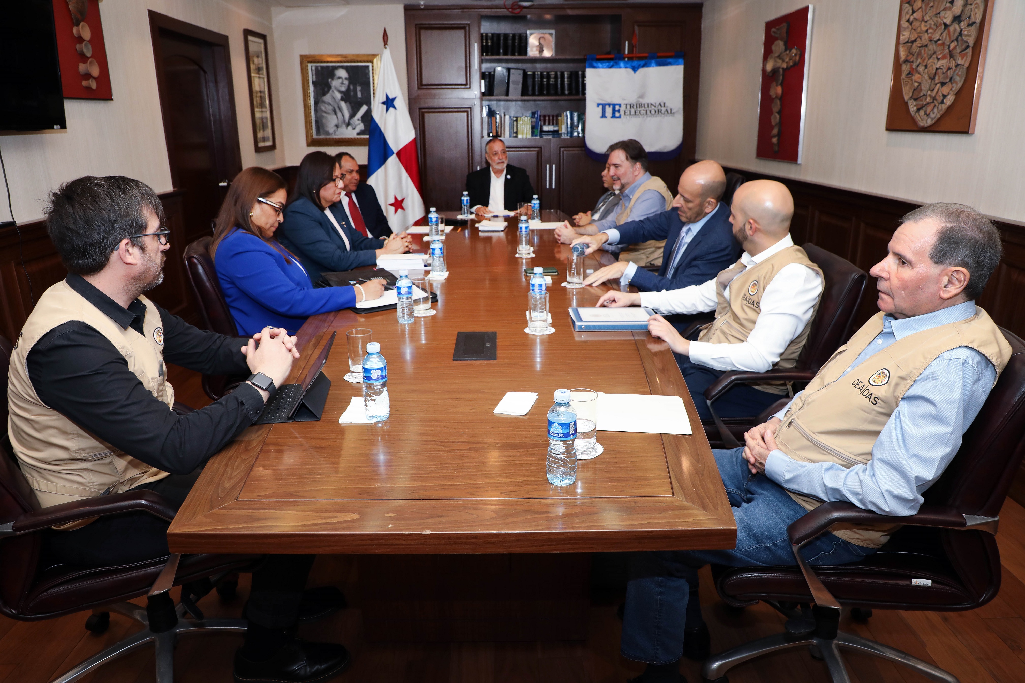 Observadores electorales de la OEA se reúnen con magistrados del Tribunal Electoral