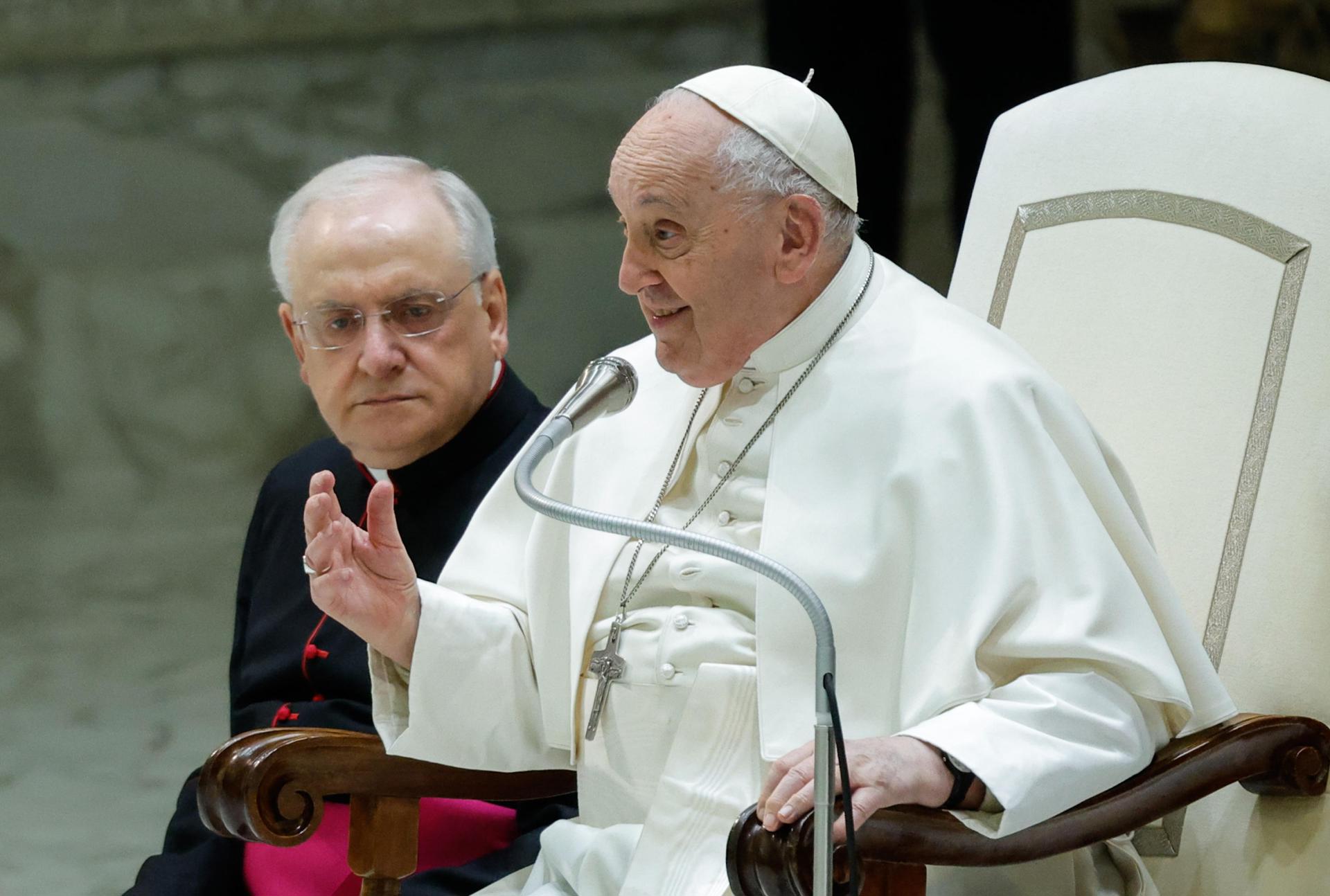 El Papa pide a Zelensky "valentía para alzar la bandera blanca" y negociar con Rusia
