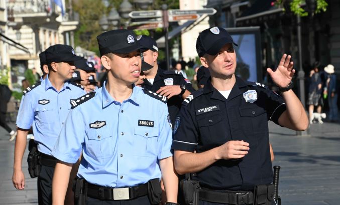 Policías chinos patrullan las calles de Hungría en una cesión de soberanía