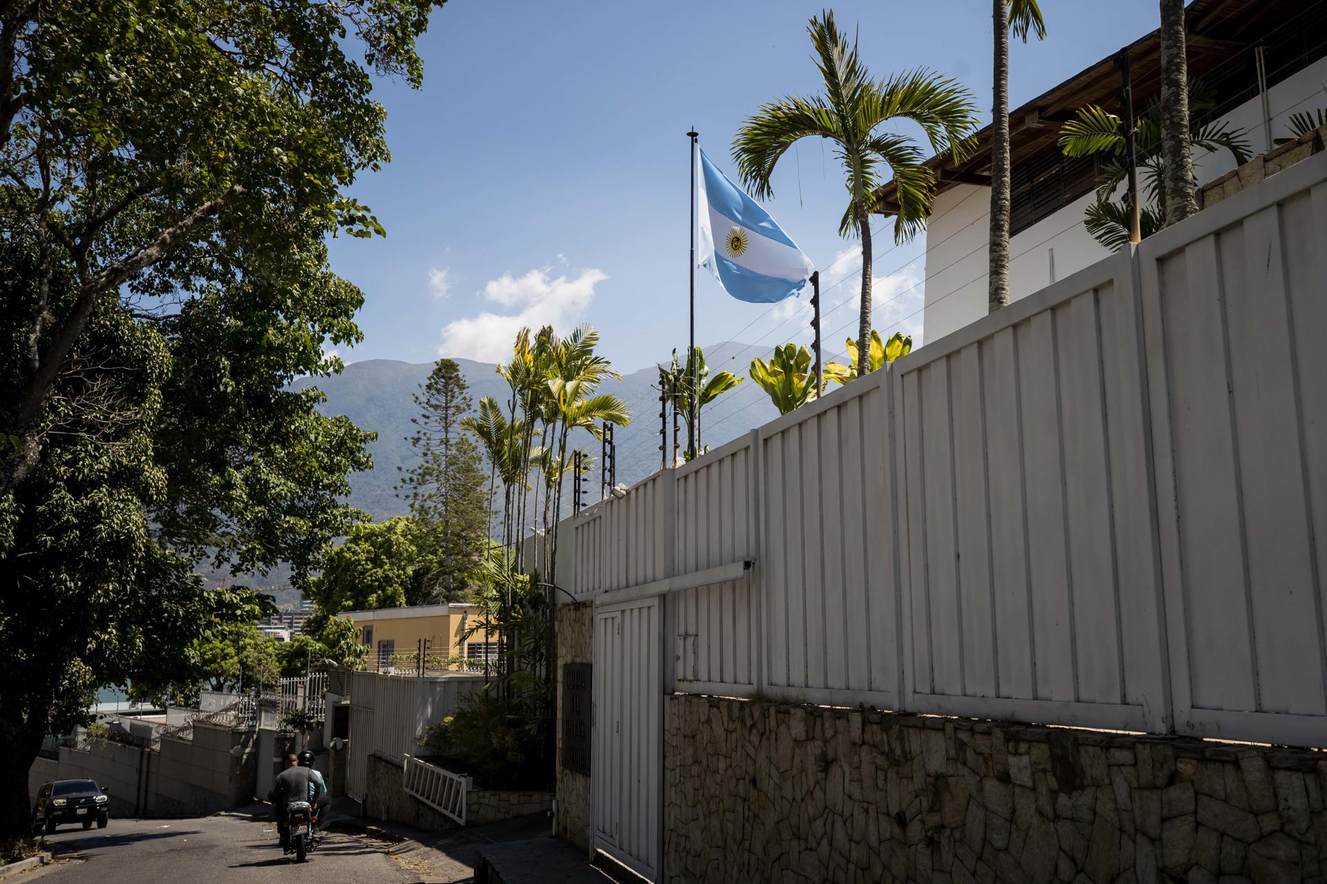 Continúa el asedio en la Embajada argentina de Caracas