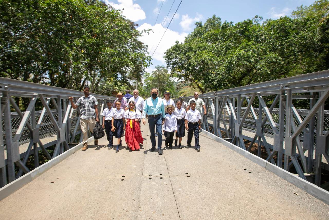Cortizo inaugura puente y supervisa construcción de obras por $38.5 millones en Coclé