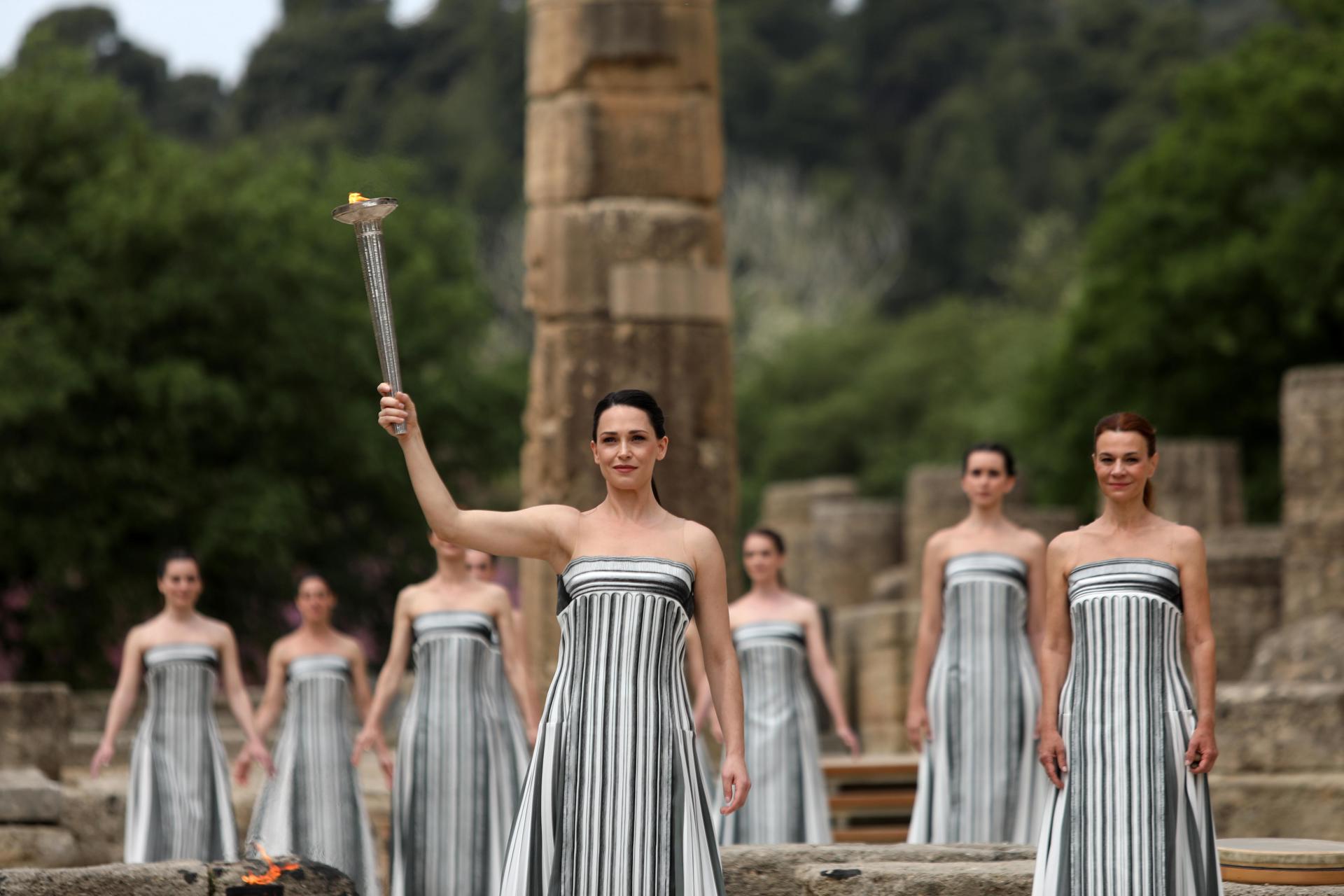 Llama olímpica va rumbo a París 2024 tras ser encendida en Grecia