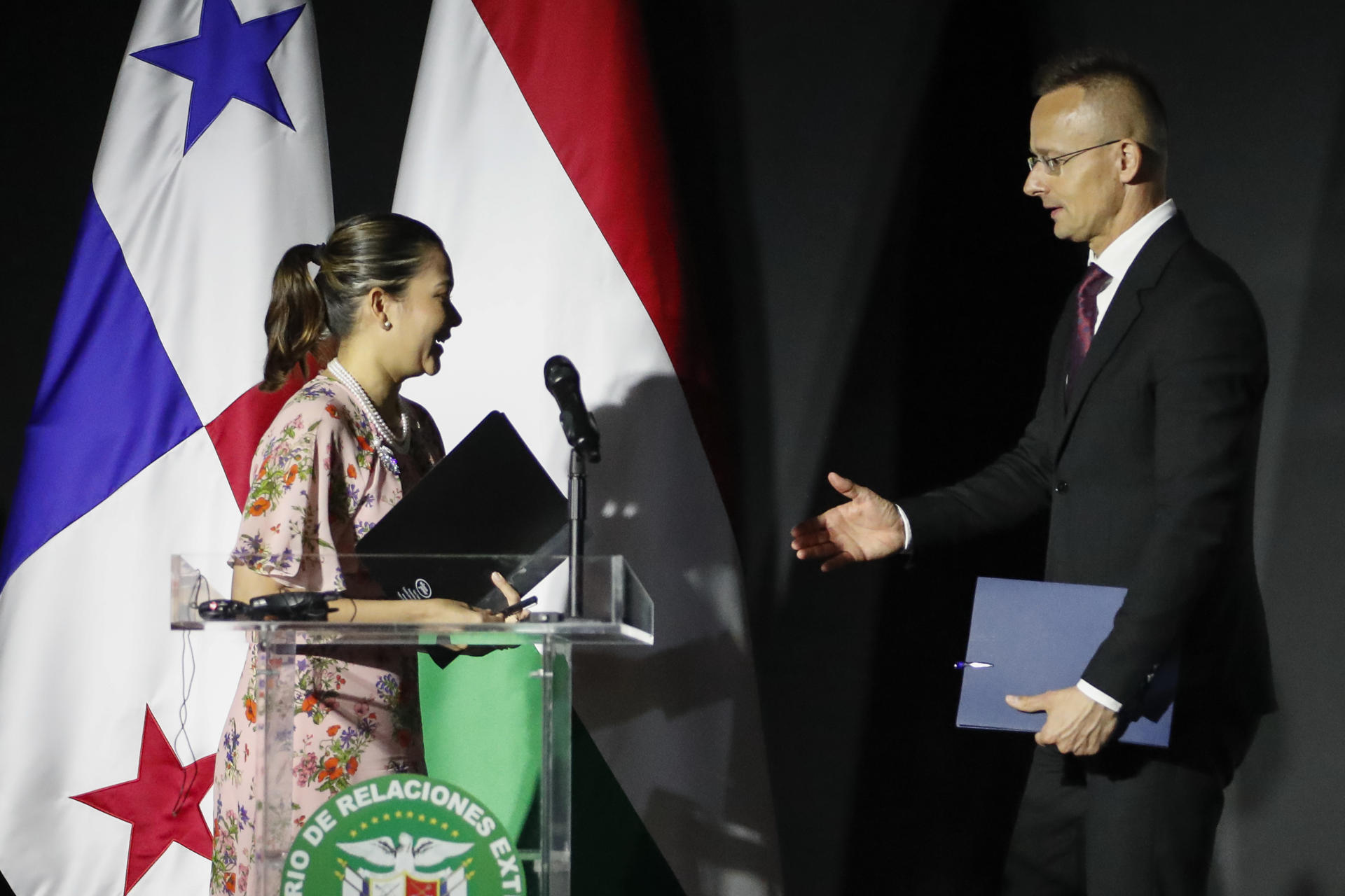 Migración ilegal es un problema de seguridad, no humanitario, afirma canciller húngaro de visita en Panamá