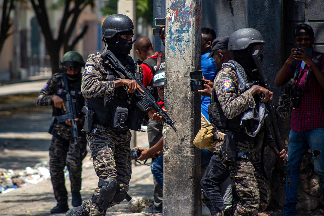 Las bandas reanudan enfrentamientos con la policía en zonas de Haití