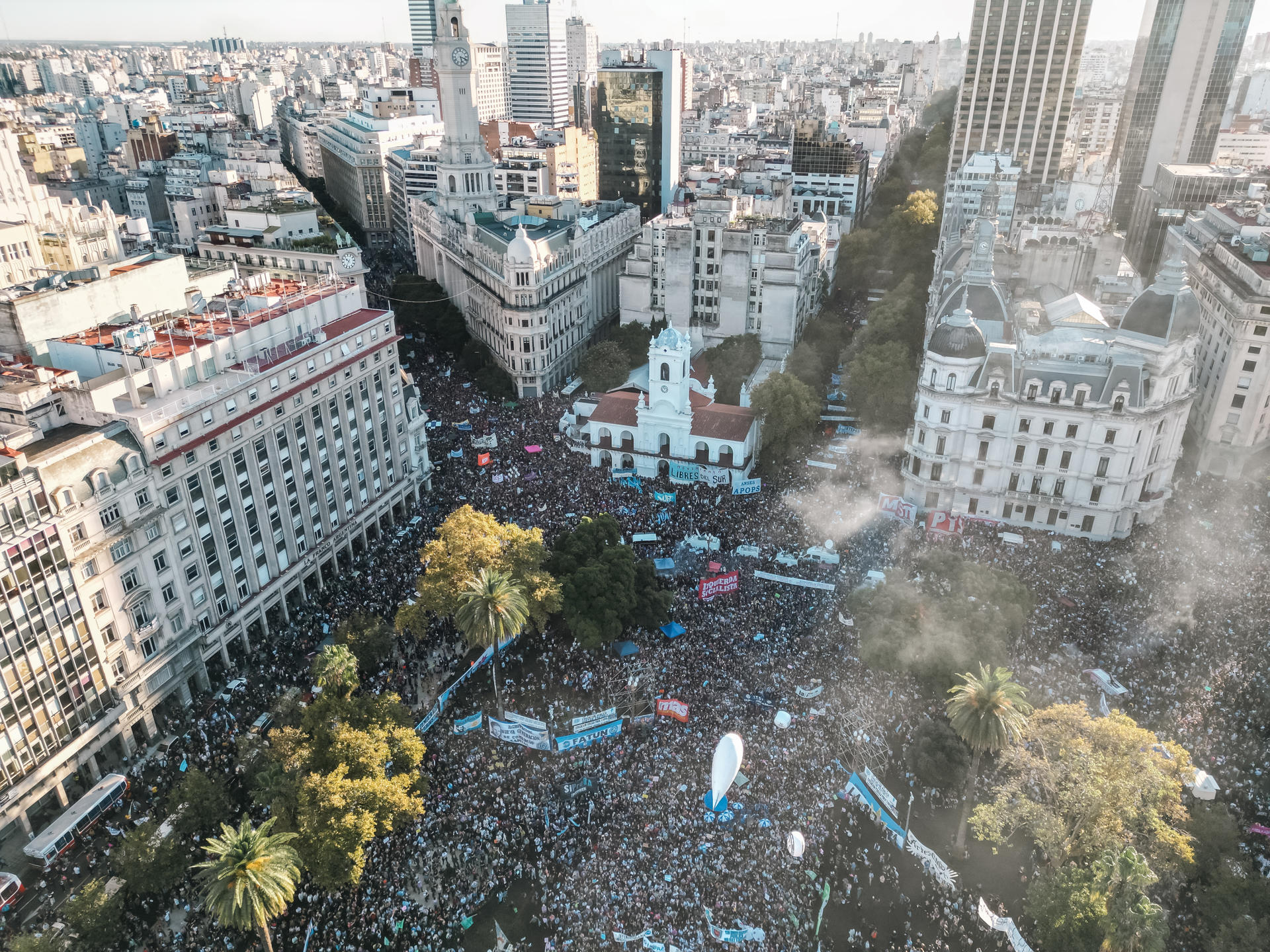 Más de 150,000 argentinos marchan contra recortes en educación superior de Milei