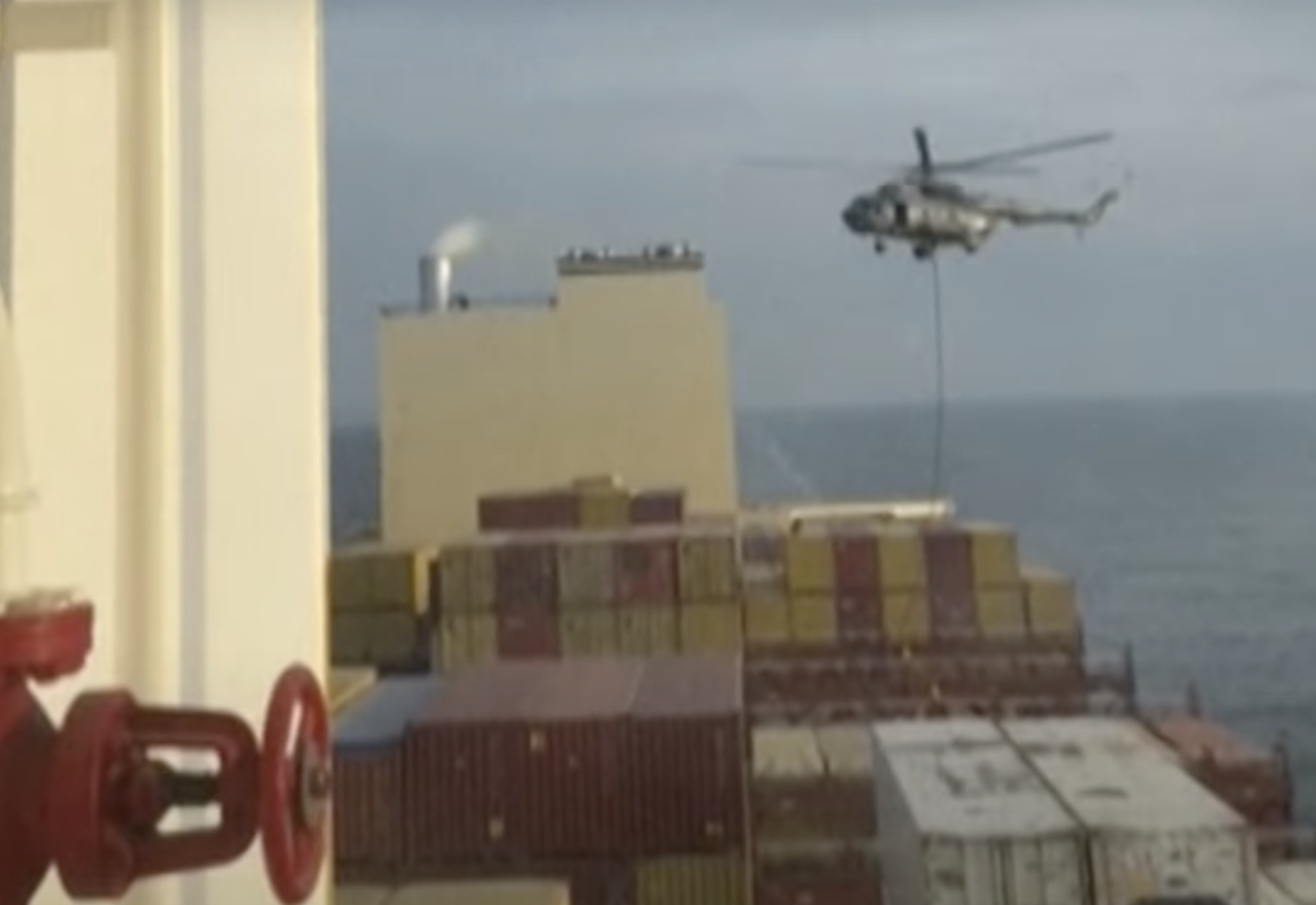 Irán aborda buque israelí en estrecho de Ormuz, aumentando tensión regional