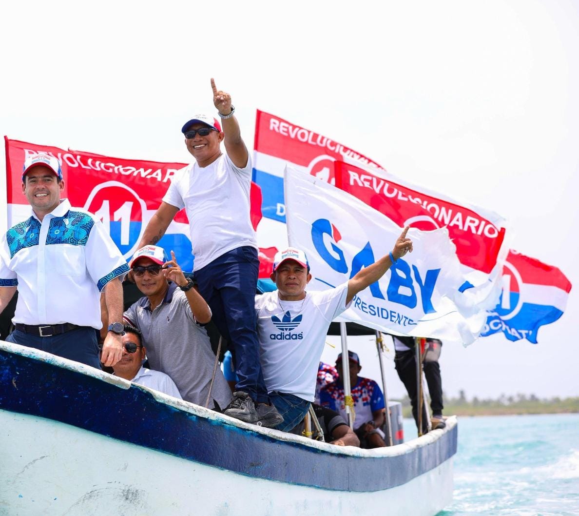 Impresionante  movilización de embarcaciones en Guna Yala en apoyo a Gaby Carrizo