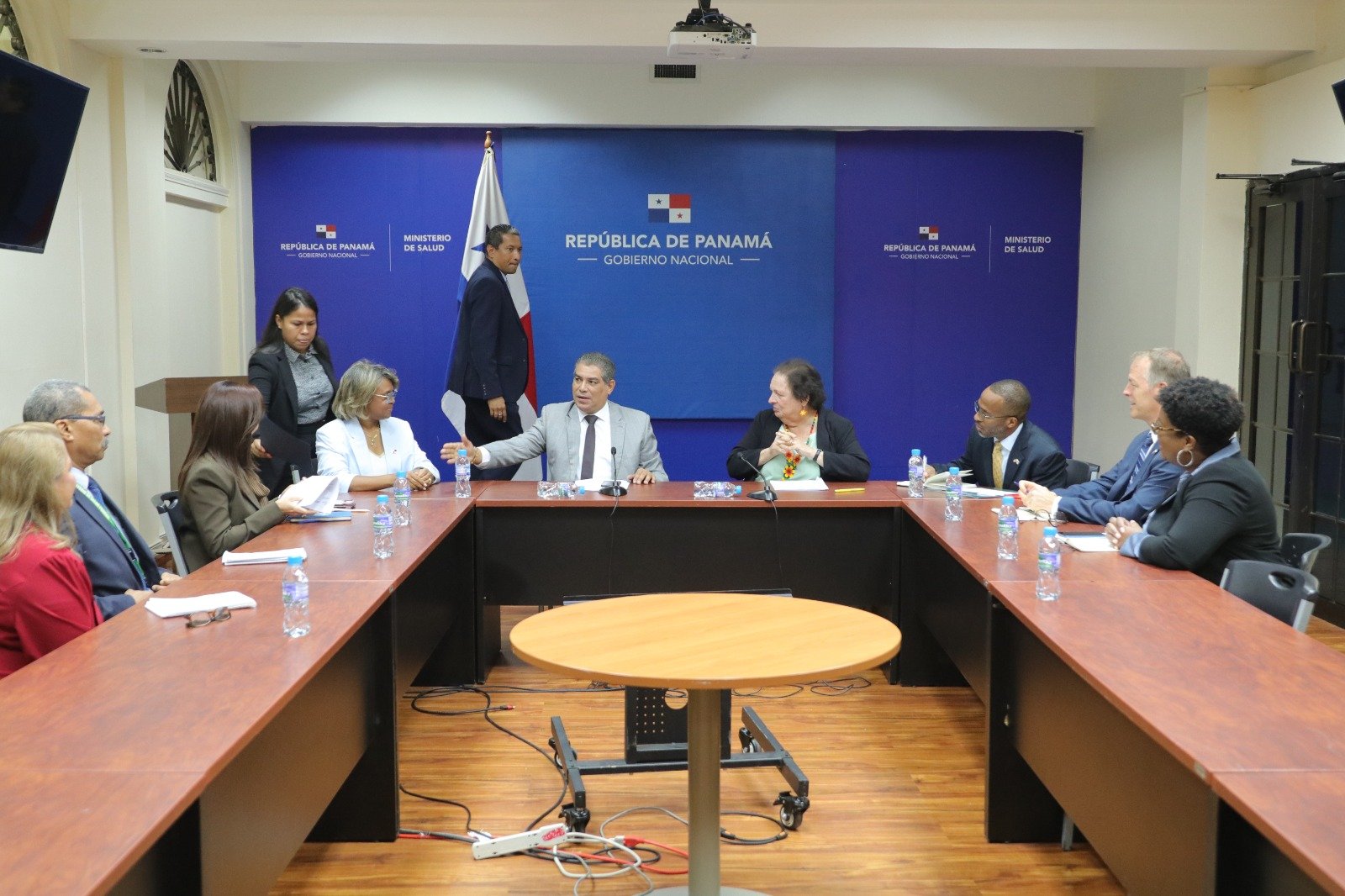 Atención integral a migrantes y salud pública, abordan embajadora Aponte y ministro Sucre