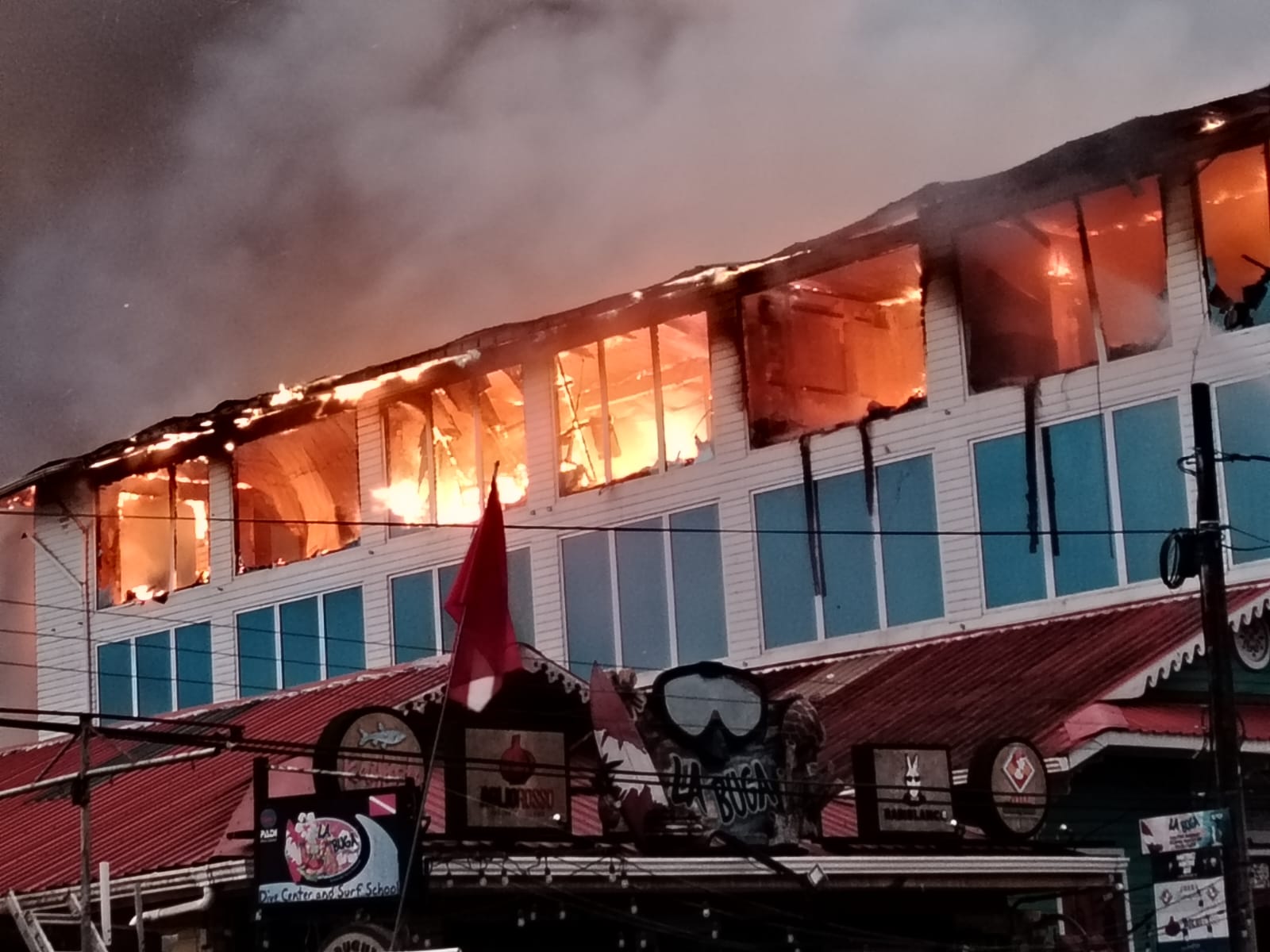 Incendio consume hotel y varios locales en Isla Colón