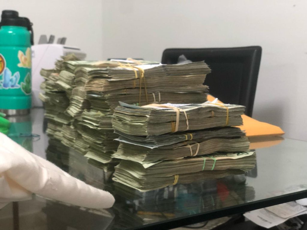 Confiscan en Operación Apolo $1.8 millones en efectivo y 600 paquetes de droga