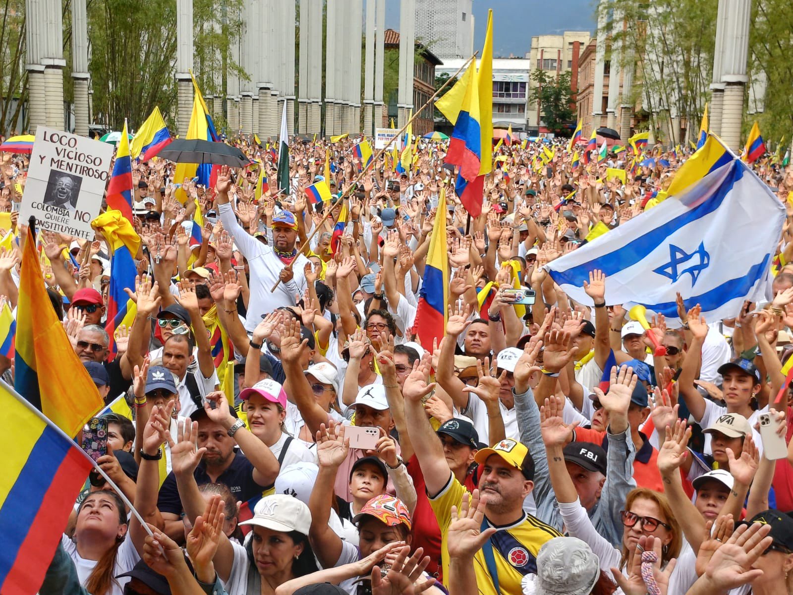 Miles de colombianos protestan contra Petro