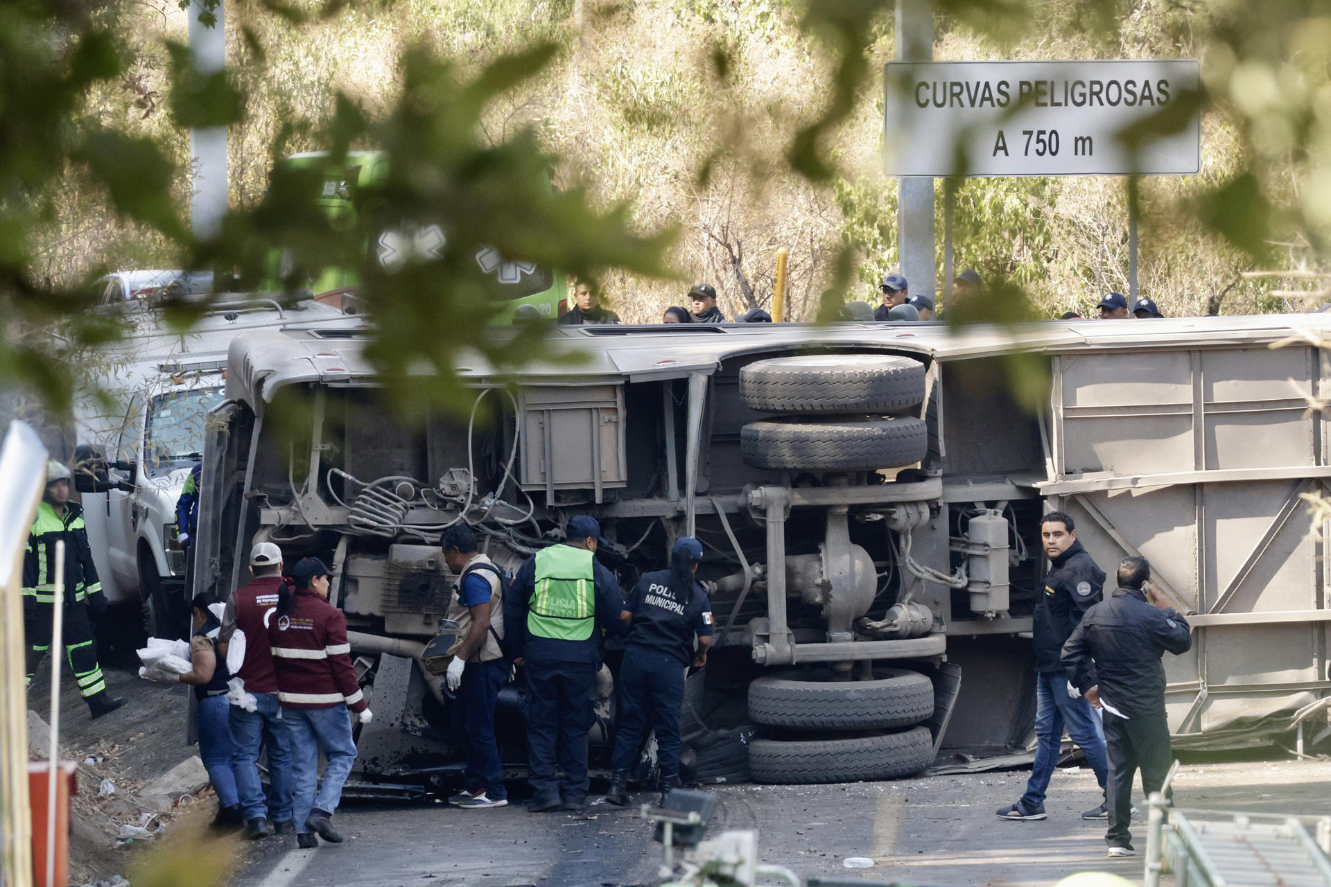Al menos 14 muertos al volcar un autobús con peregrinos en México