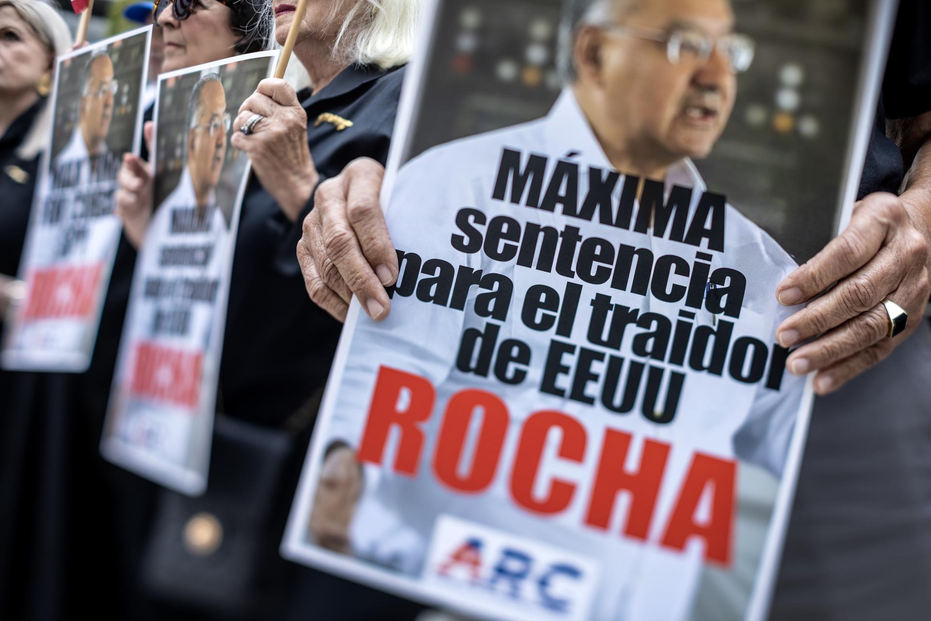 Sentencian a 15 años al exembajador de EEUU Víctor Rocha por espionaje para Cuba