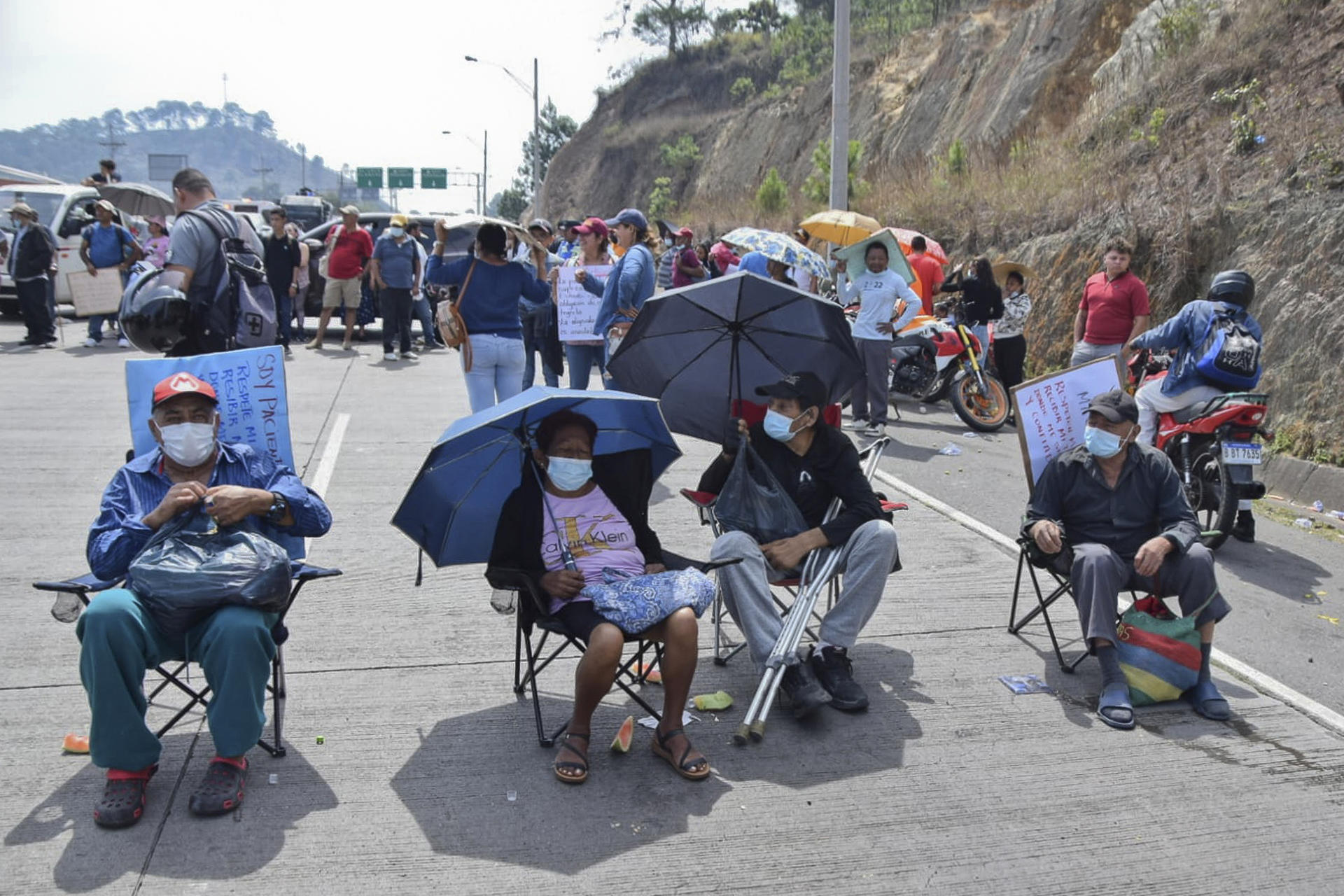 Decenas de pacientes renales interrumpen el tráfico en la principal carretera de Honduras