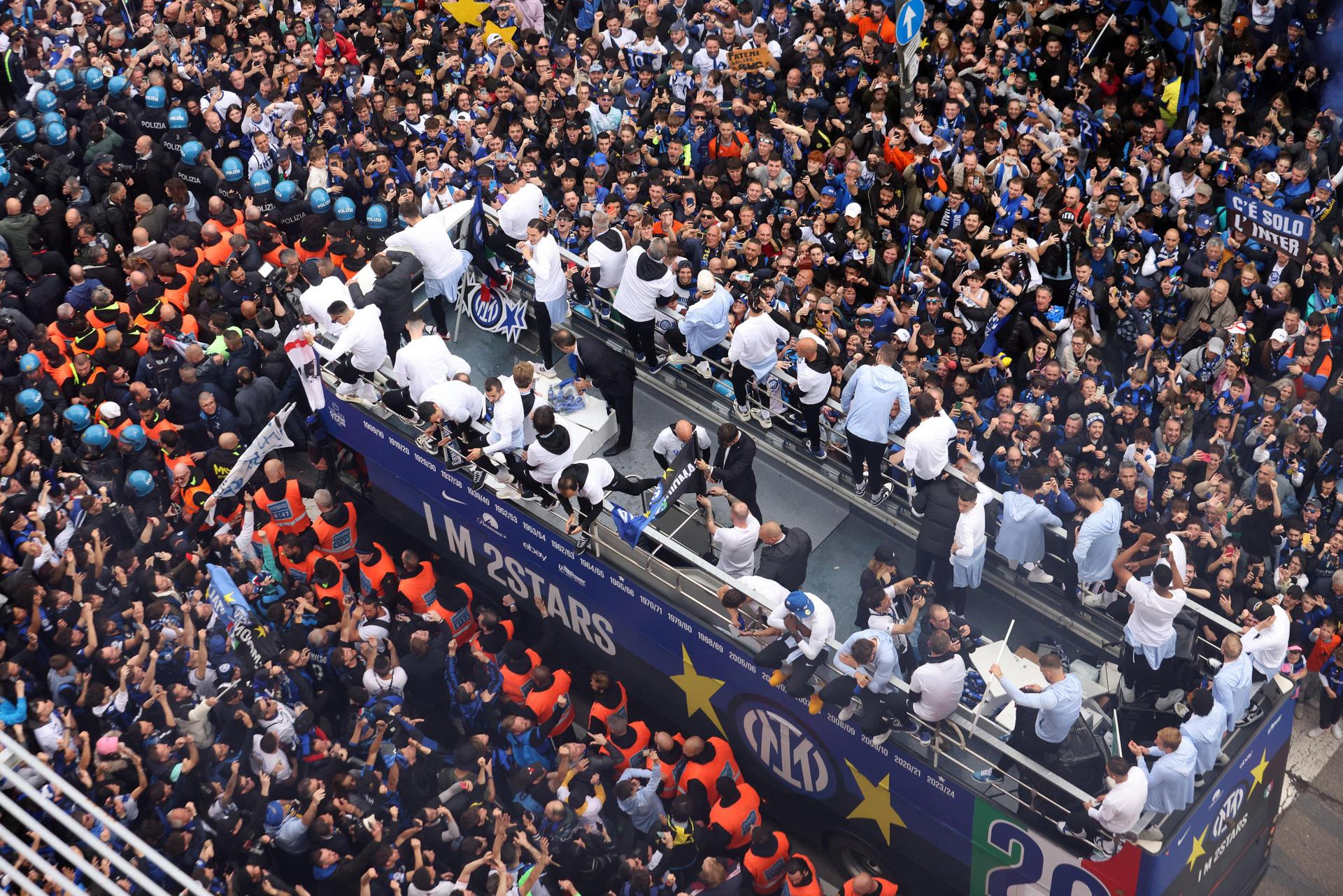Más de 300,000 aficionados del Inter celebraron el título de liga en las calles de Milán