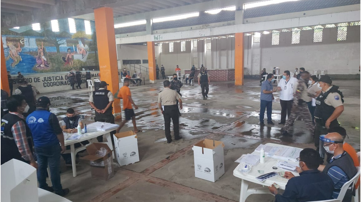 Privados de libertad, primeros en votar en el referéndum convocado por Noboa en Ecuador