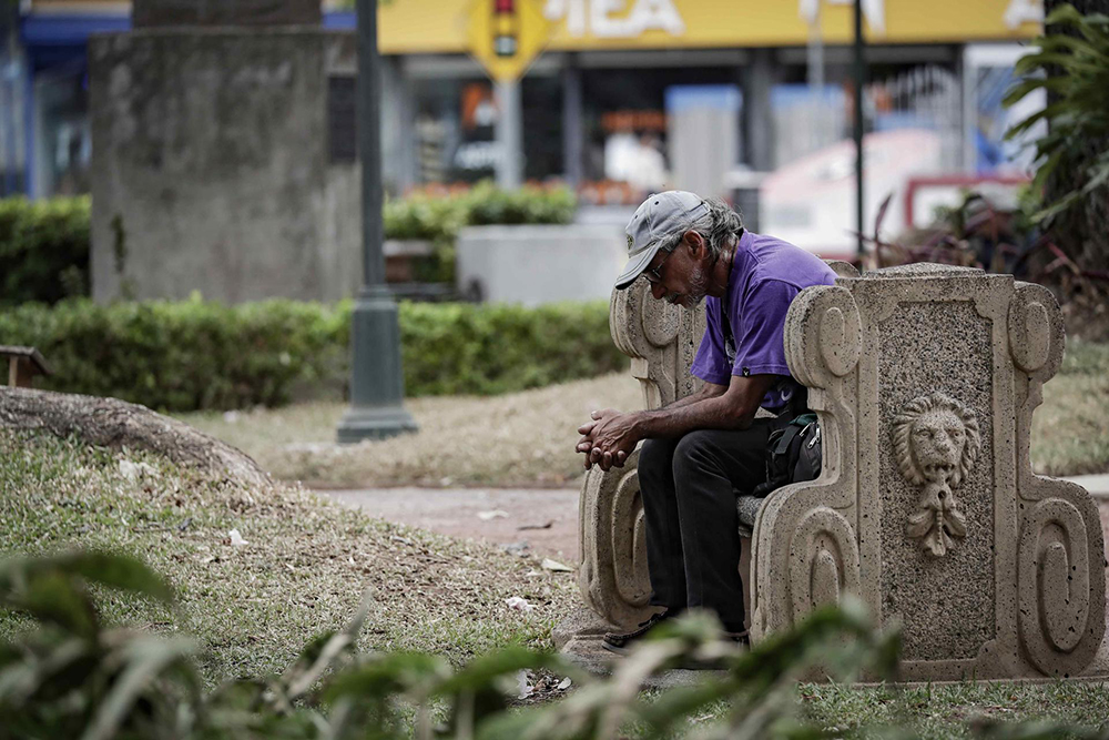 Economía al alza y ola de homicidios complican a Chaves en Costa Rica