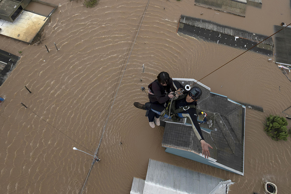 Sube a 155 el número de muertos por inundaciones en Brasil