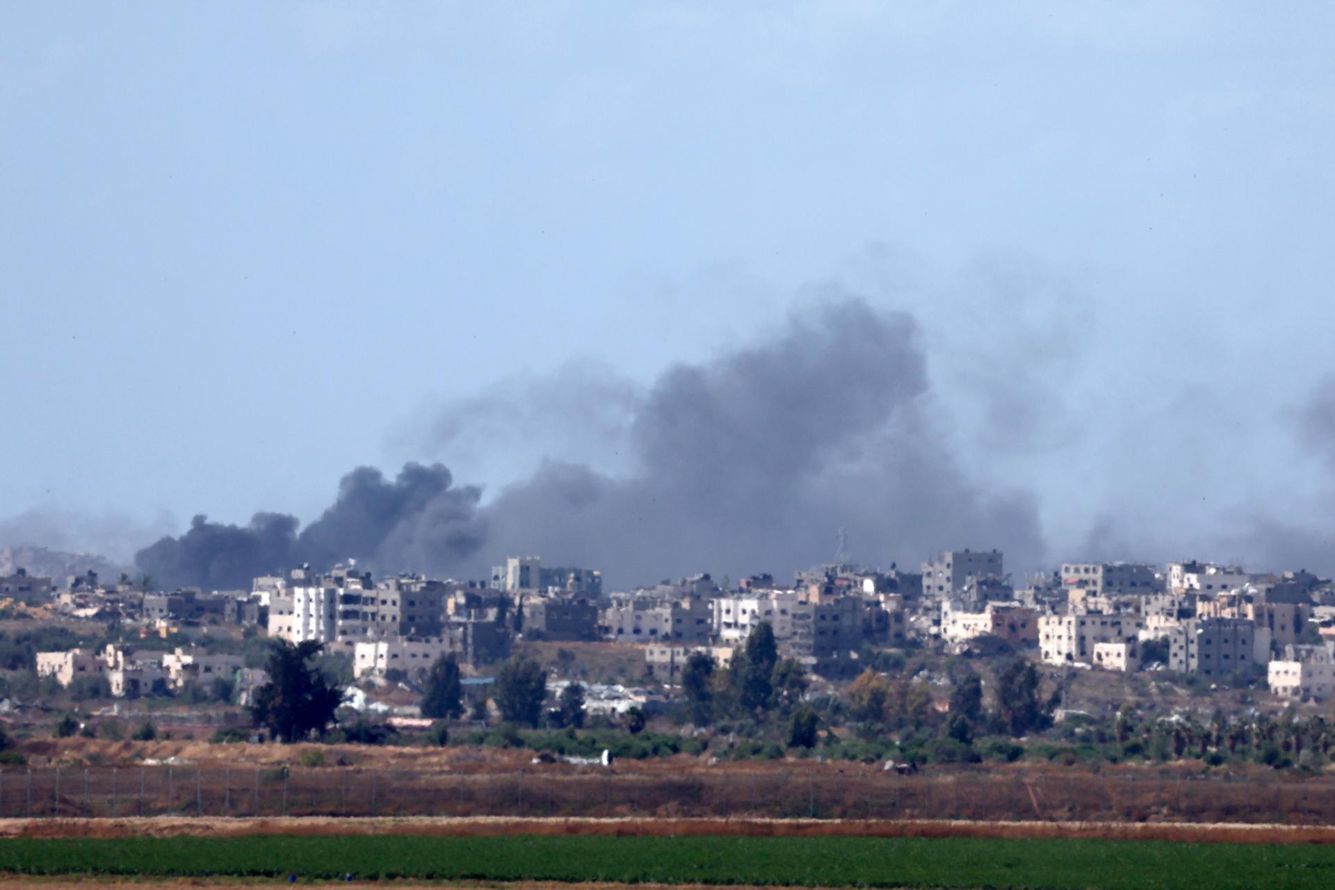 Israel mata 45 palestinos en bombardeo contra campamento de refugiados en Rafah