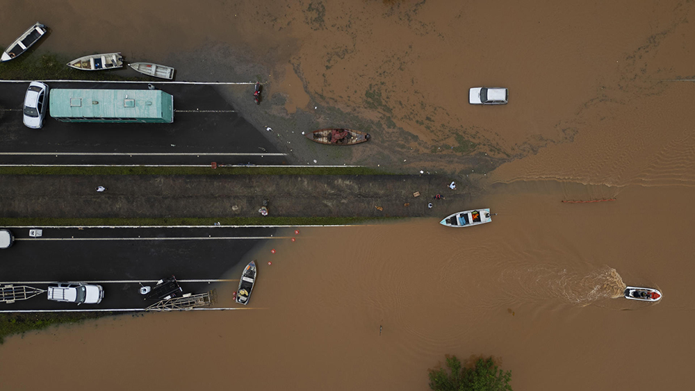 Suben a 108 los muertos y 136 los desaparecidos por las inundaciones en Brasil