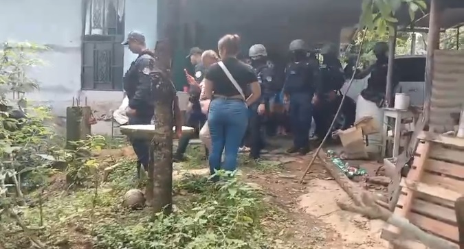 Desalojan a dos adultos mayores con un contingente policial en Cerro Azul