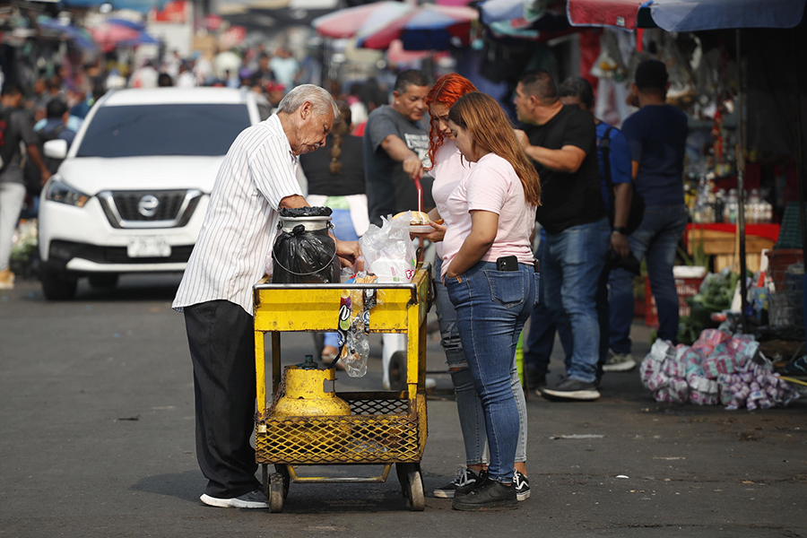El Salvador, entre países con deuda cara que cayeron en impago