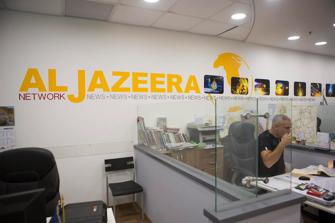 Al Jazeera califica de "acto criminal" el cierre de sus oficinas en Israel