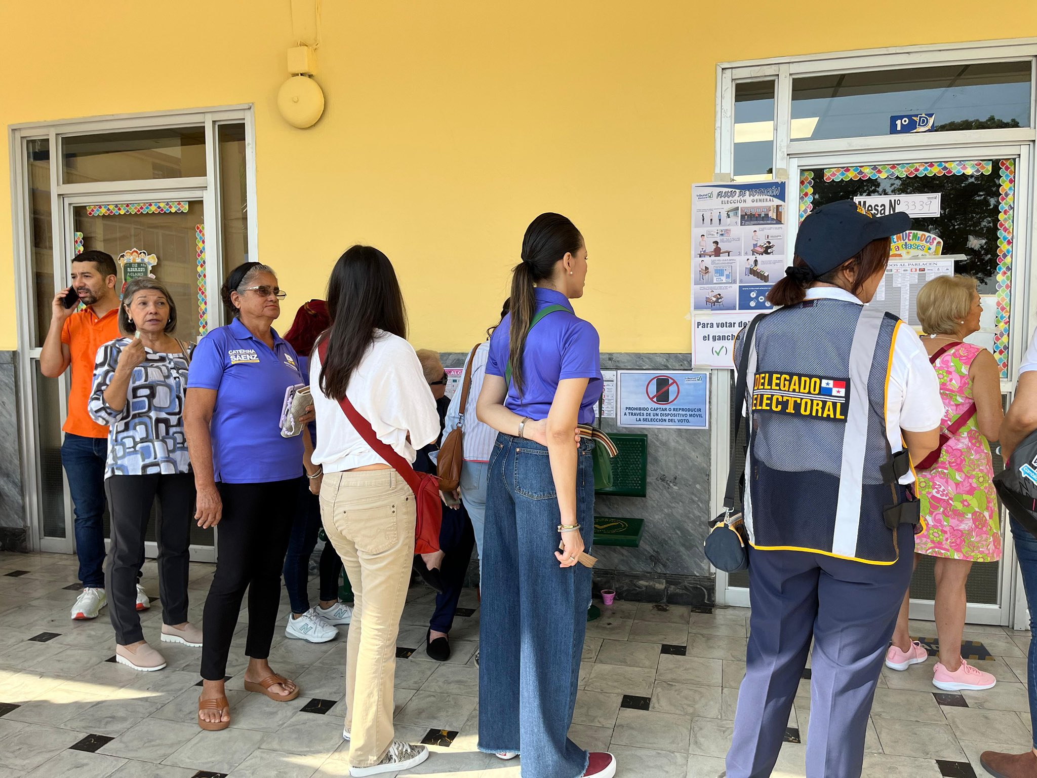 Ciudadanos asisten con entusiasmo a los centros de votación en todo el país