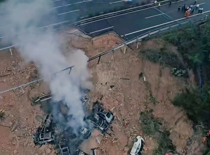 Van casi medio centenar de muertos por el colapso de una carretera en China