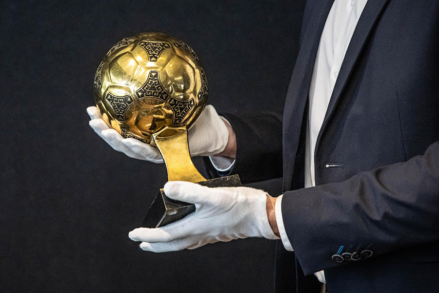 Tribunal francés decide el 30 de mayo si suspende venta de Balón Oro mundialista de Maradona