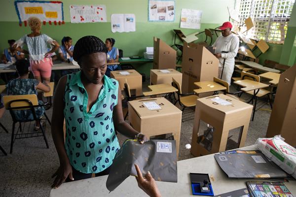Con orden y buena afluencia, avanza proceso electoral en República Dominicana