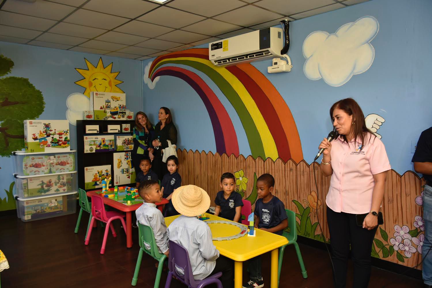 Banconal inaugura sala de robótica para niños de kinder.