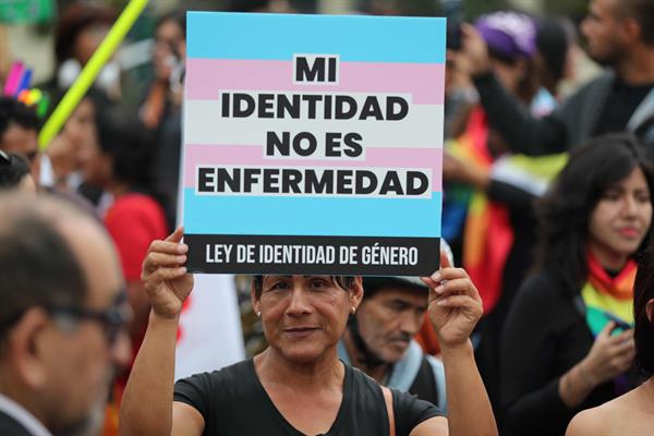 Controversia en Perú por decreto que cataloga la transexualidad como trastorno mental