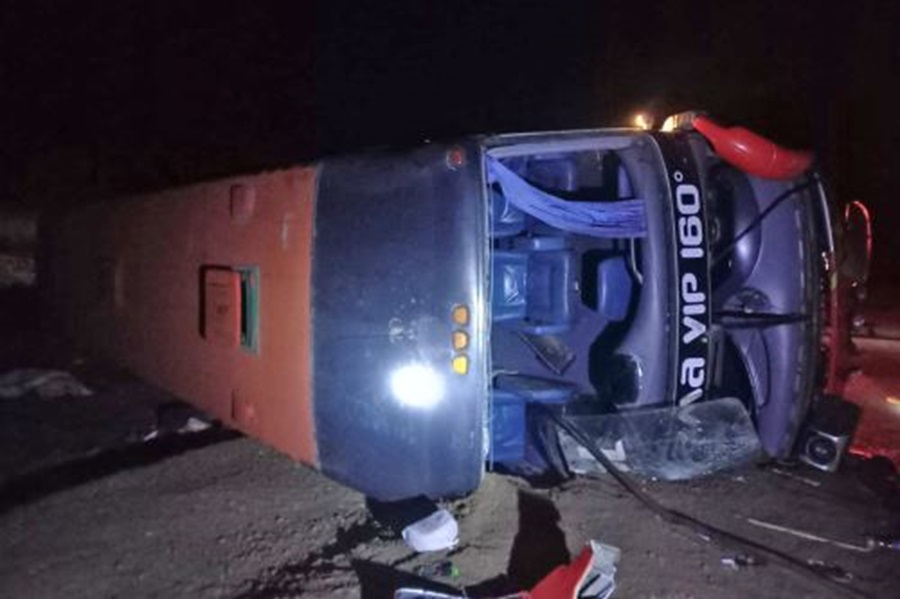 Vuelco de autobús deja 11 muertos y 20 heridos en Perú