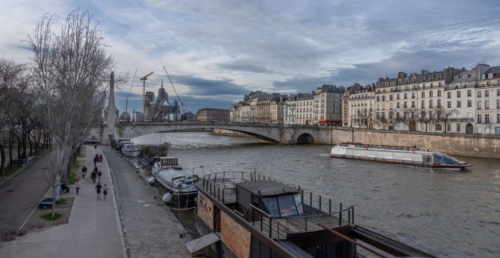 Hallado cuerpo descuartizado dentro de una maleta en puente histórico de París 