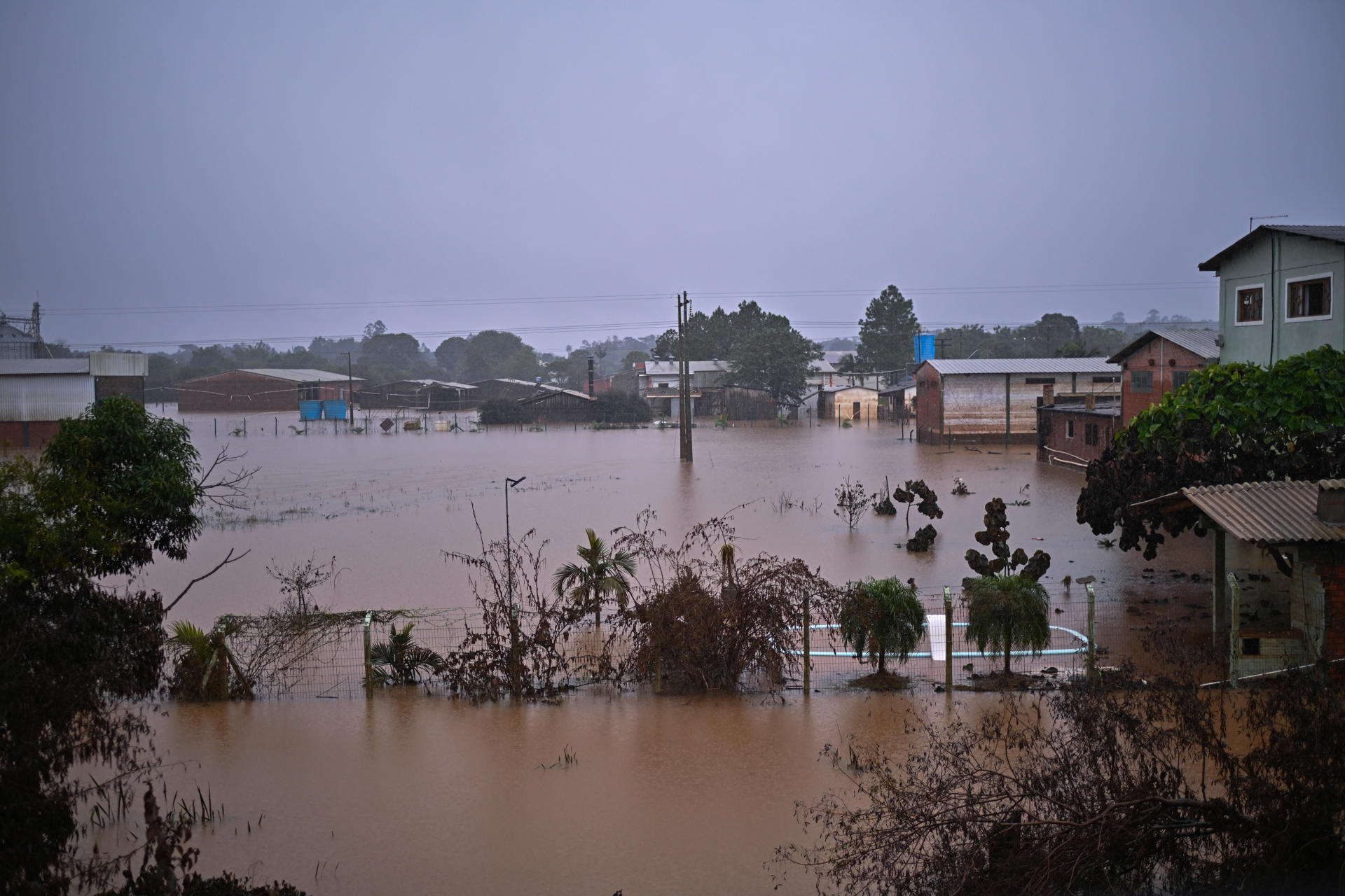 Aumentan a 162 los muertos por las devastadoras inundaciones en Brasil