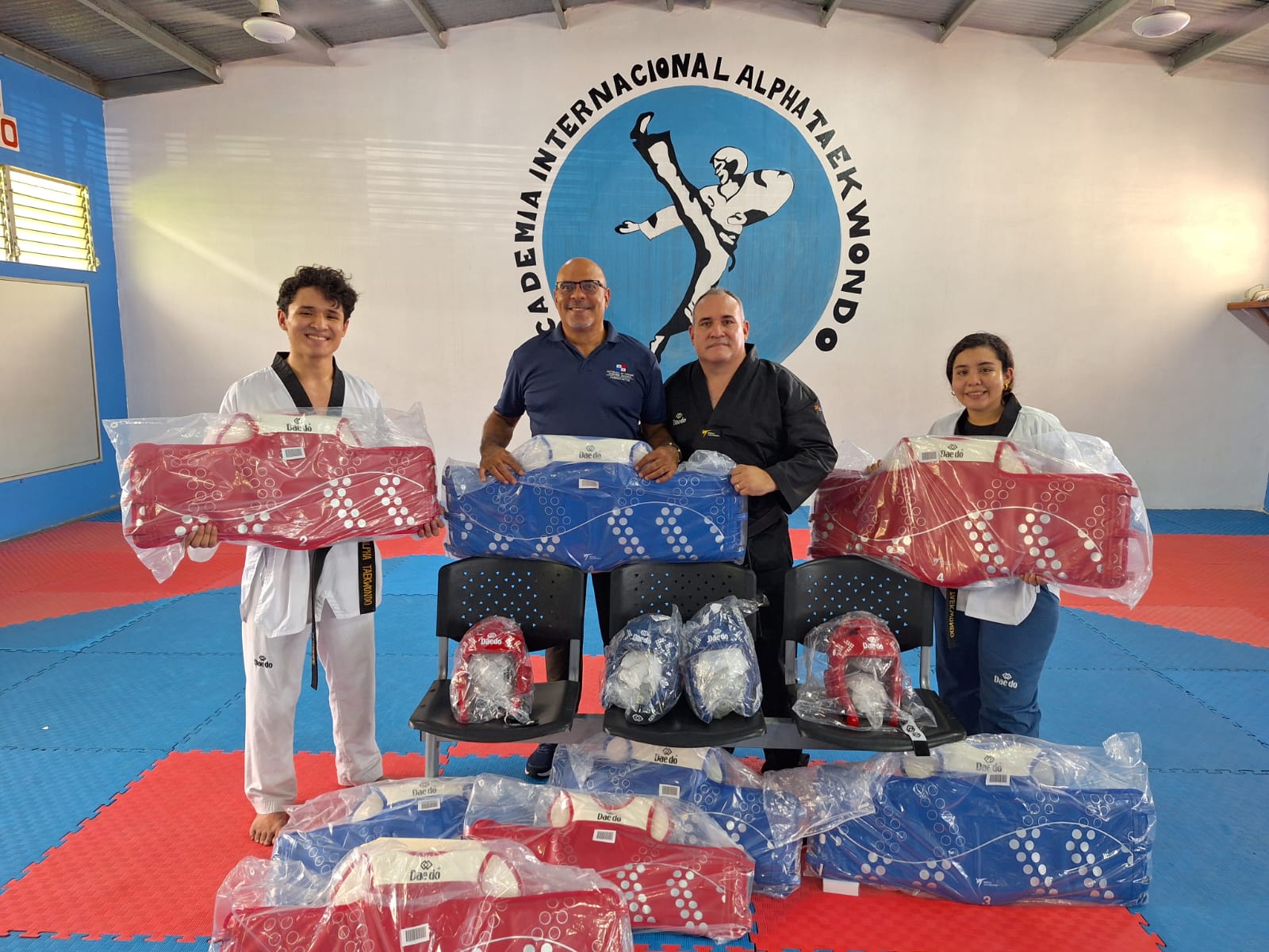 PANDEPORTES dona trajes con sensores al taekwondo panameño