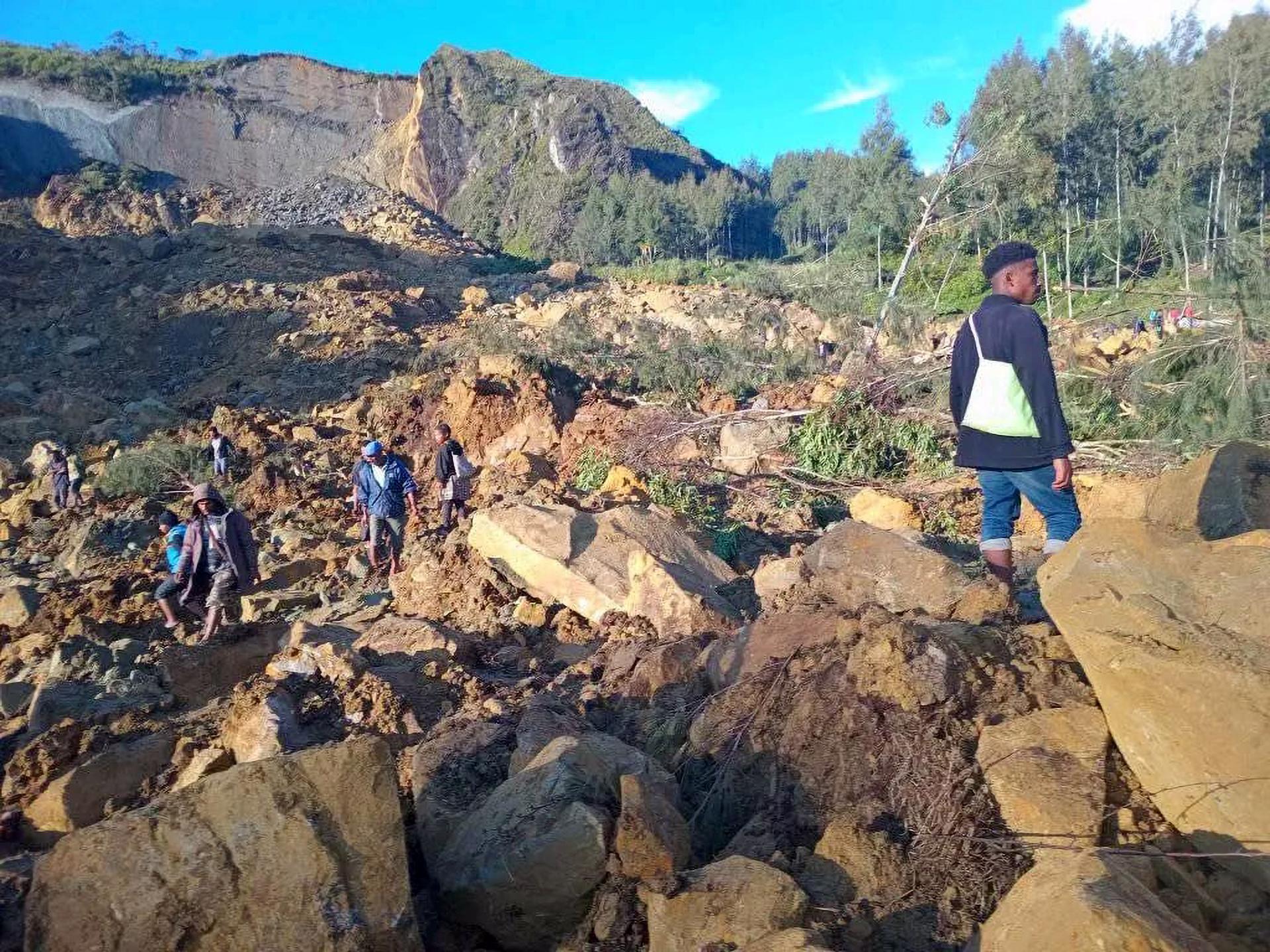 Asciende a 2,000 los sepultados en Papúa Nueva Guinea tras derrumbarse una montaña