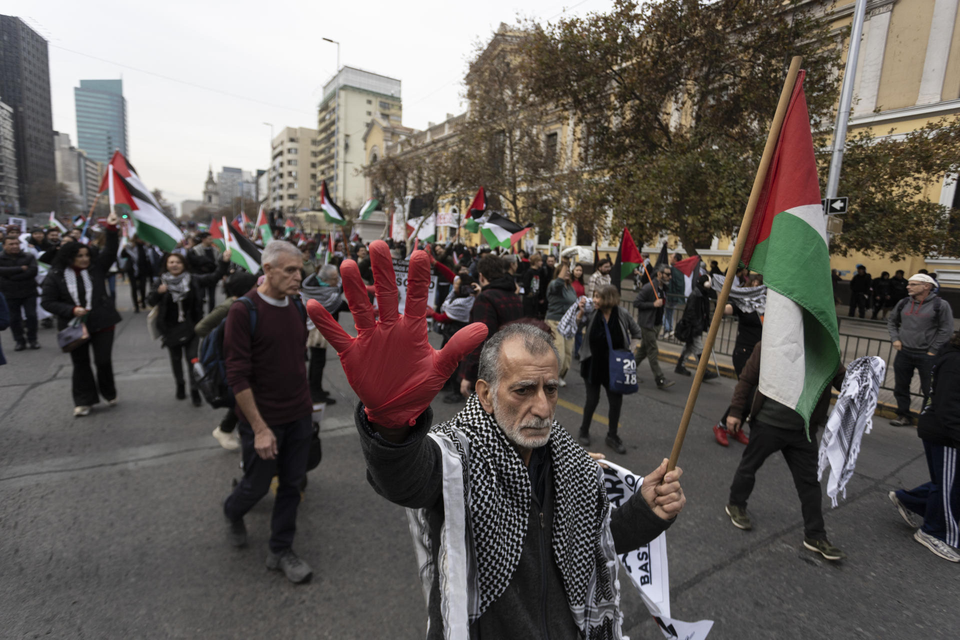 Universitarios chilenos marchan en apoyo al pueblo palestino 