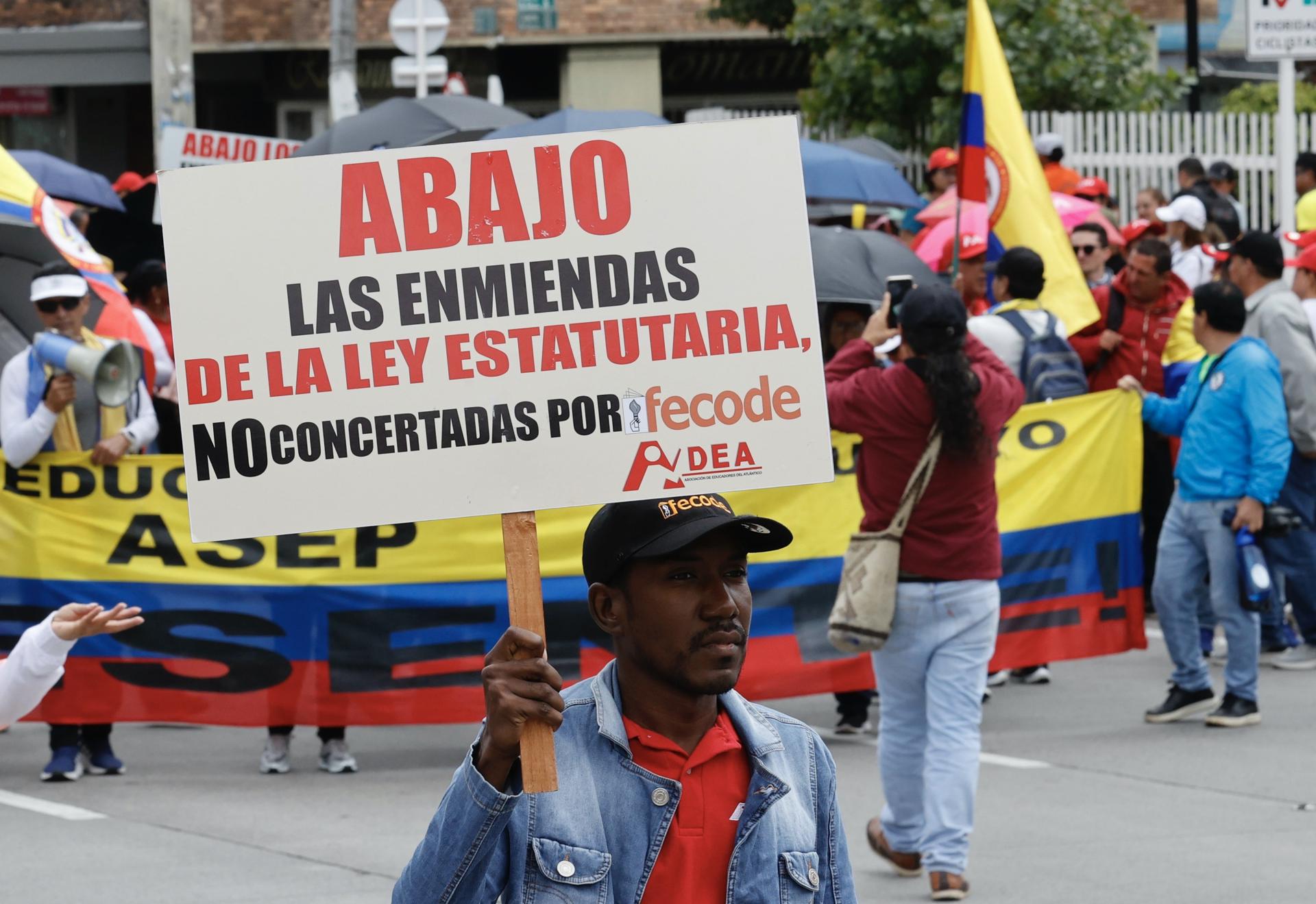 Maestros protestan en Colombia contra reformas a ley educativa