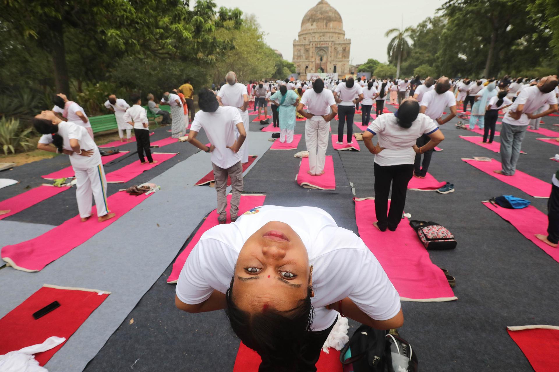 Miles de personas baten cinco récords Guinness en el Día del Yoga en la India